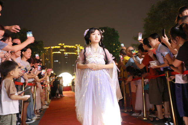 常德河街 汉服秀 迎中秋