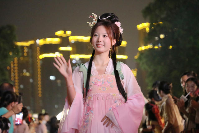 常德河街 汉服秀 迎中秋