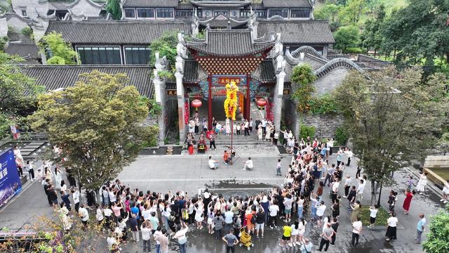 湖南  郴州  郴州长卷  中秋节 游客    舞狮  打铁花  节日  游玩项目 