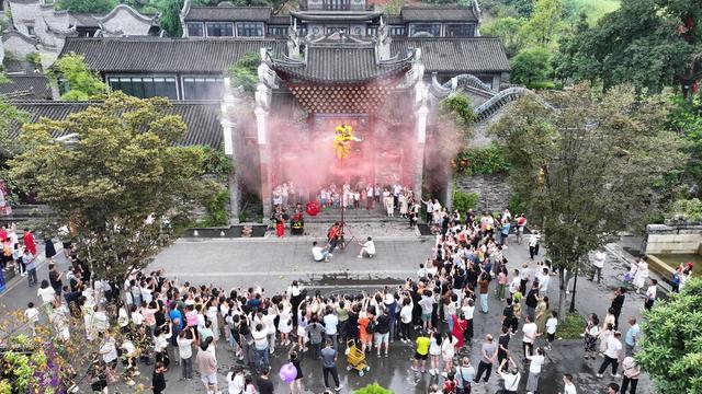 湖南  郴州  郴州长卷  中秋节 游客    舞狮  打铁花  节日  游玩项目 