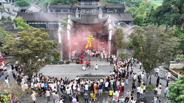 湖南  郴州  郴州长卷  中秋节 游客    舞狮  打铁花  节日  游玩项目 