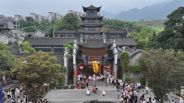 湖南  郴州  郴州长卷  中秋节 游客    舞狮  打铁花  节日  游玩项目 