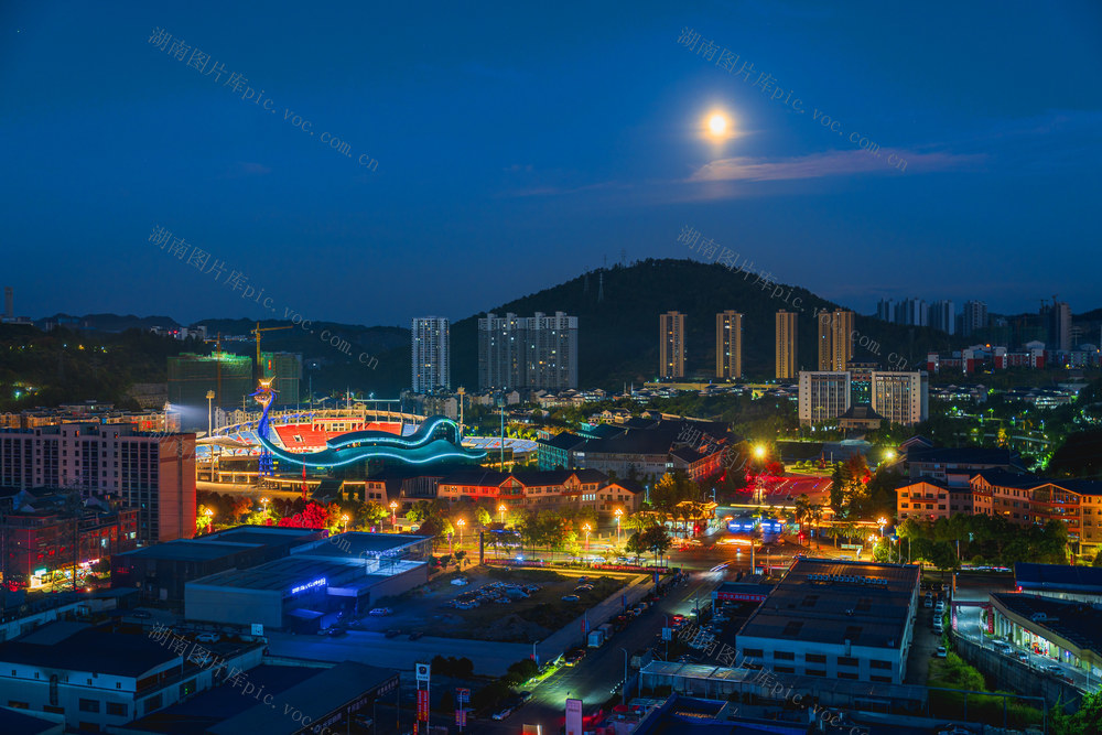 9月17日晚，中秋之夜，一轮明月冉冉升起，湘西民族职业技术学院的金凤凰与高挂的明月相互辉映，共绘祥和美丽的夜色，宁静致远。