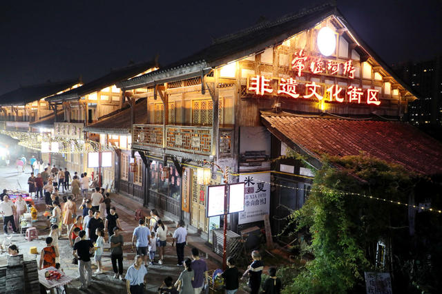 中秋节之夜  常德河街清明上河图 仿古建筑群 
 灯火通明 美轮美奂 青砖、老瓦、角檐、城墙、灯光