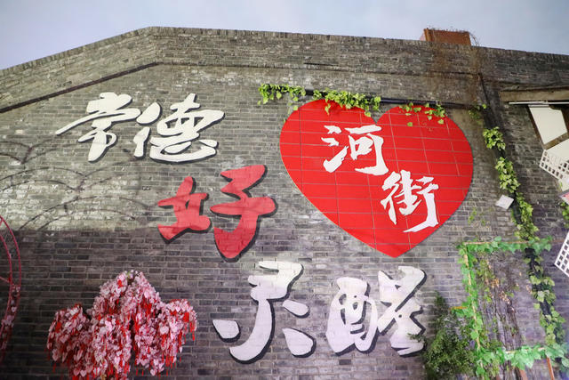 中秋节之夜  常德河街清明上河图 仿古建筑群 
 灯火通明 美轮美奂 青砖、老瓦、角檐、城墙、灯光
