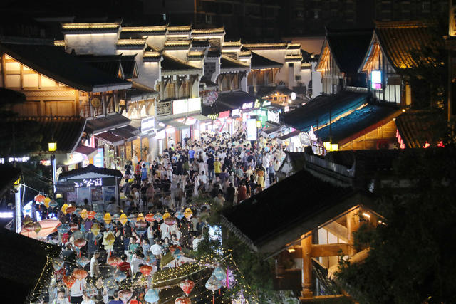 中秋节之夜  常德河街清明上河图 仿古建筑群 
 灯火通明 美轮美奂 青砖、老瓦、角檐、城墙、灯光