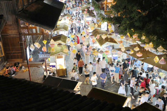 中秋节之夜  常德河街清明上河图 仿古建筑群 
 灯火通明 美轮美奂 青砖、老瓦、角檐、城墙、灯光