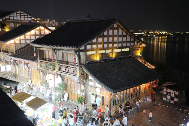 中秋节之夜  常德河街清明上河图 仿古建筑群 
 灯火通明 美轮美奂 青砖、老瓦、角檐、城墙、灯光