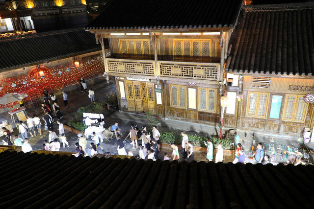 中秋节之夜  常德河街清明上河图 仿古建筑群 
 灯火通明 美轮美奂 青砖、老瓦、角檐、城墙、灯光