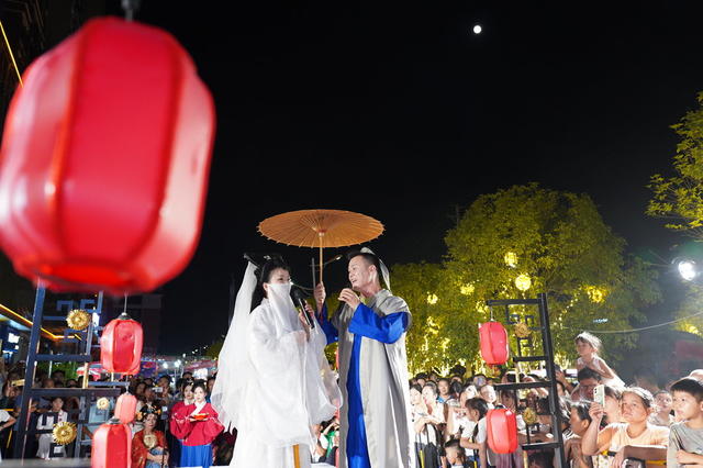 9月17日晚，湖南省隆回县汉服协会举行中秋赏月会，通过拜月仪式、汉婚秀表演等形式，弘扬中华传统礼仪文化。