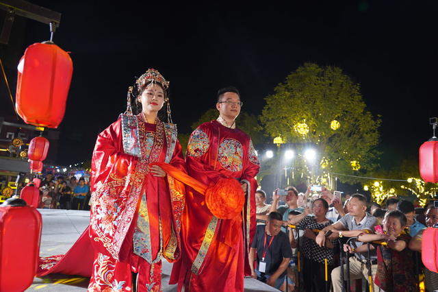 9月17日晚，湖南省隆回县汉服协会举行中秋赏月会，通过拜月仪式、汉婚秀表演等形式，弘扬中华传统礼仪文化。
