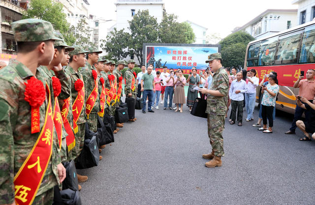 欢送新兵入伍