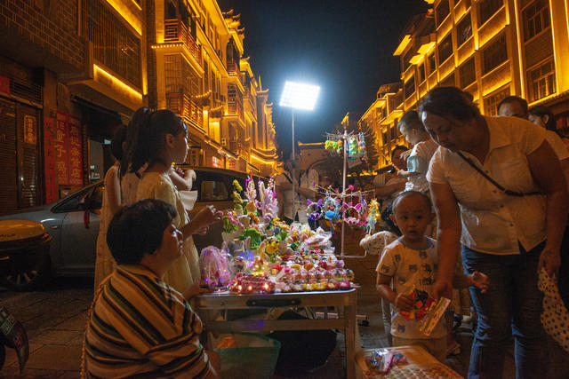 中秋  西直街    游人