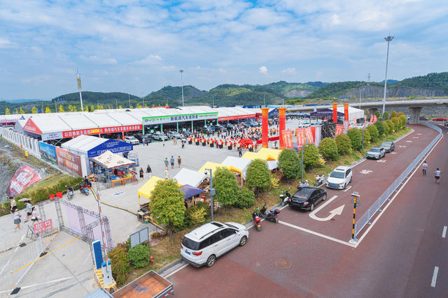 2024湘西秋季大车展在吉首东站（高铁站）拉开帷幕   从9月18日到22日为期5天  有40多个汽车品牌参展