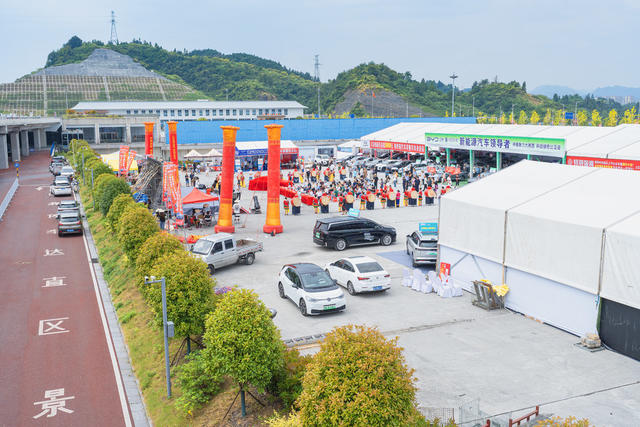 2024湘西秋季大车展在吉首东站（高铁站）拉开帷幕   从9月18日到22日为期5天  有40多个汽车品牌参展