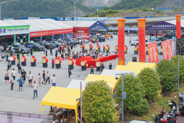 2024湘西秋季大车展在吉首东站（高铁站）拉开帷幕   从9月18日到22日为期5天  有40多个汽车品牌参展