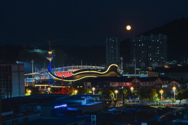 十五的月亮十六圆