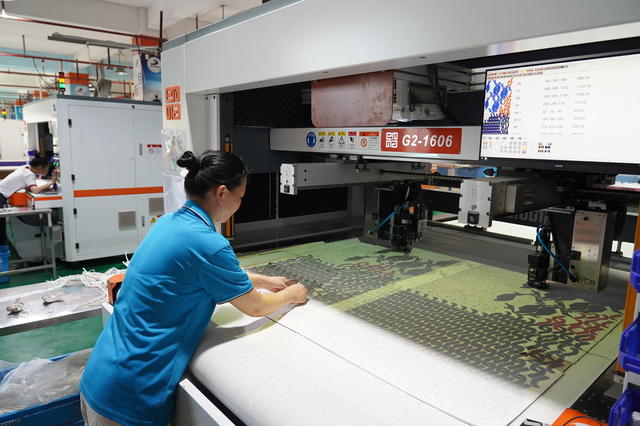 9月19日，湖南省隆回县和亚制鞋厂，当地民工在上班。近年来，该县企业家谢银从外地返回家乡开办四家大型鞋厂，安置当地1600余名劳动力就业，助力乡村振兴。