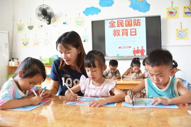  国防教育记心间