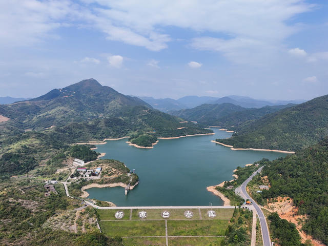 水库  生态  青山  碧水  风景  旅游  自然  湿地  风光