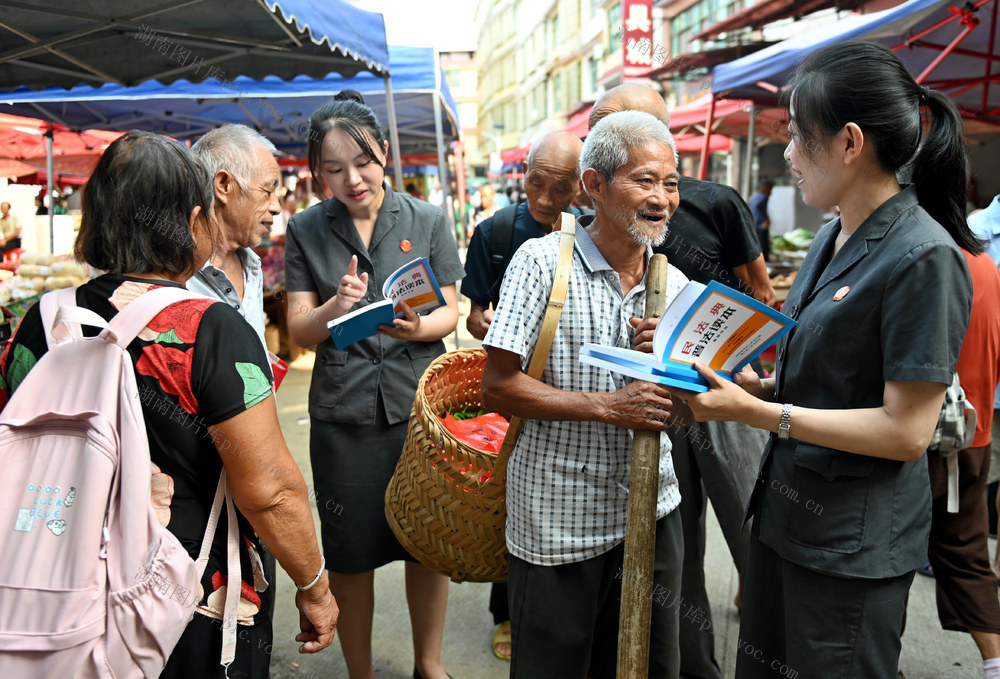 普法宣传 集市 农贸市场 法律知识 法院 法律服务 群众 民法典 干警 赶集 普法 非法集资 电信网络 诈骗