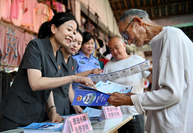 普法宣传 集市 农贸市场 法律知识 法院 法律服务 群众 民法典 干警 赶集 普法 非法集资 电信网络 诈骗