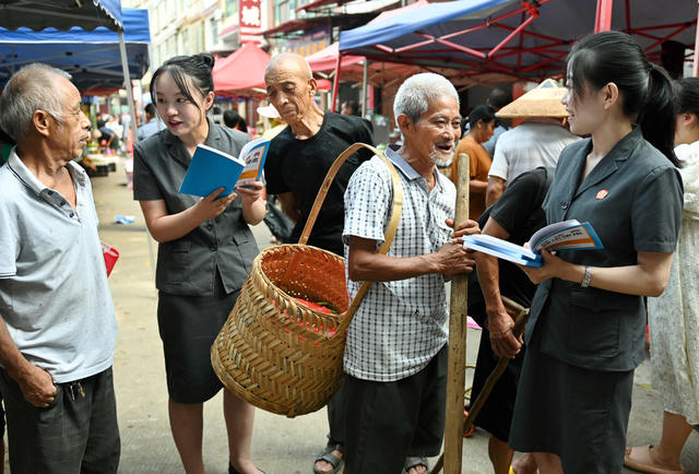 普法宣传 集市 农贸市场 法律知识 法院 法律服务 群众 民法典 干警 赶集 普法 非法集资 电信网络 诈骗