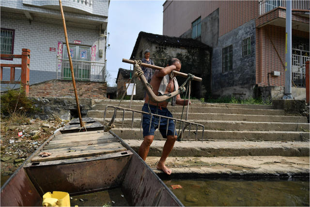 七旬老人  无手  耕地
