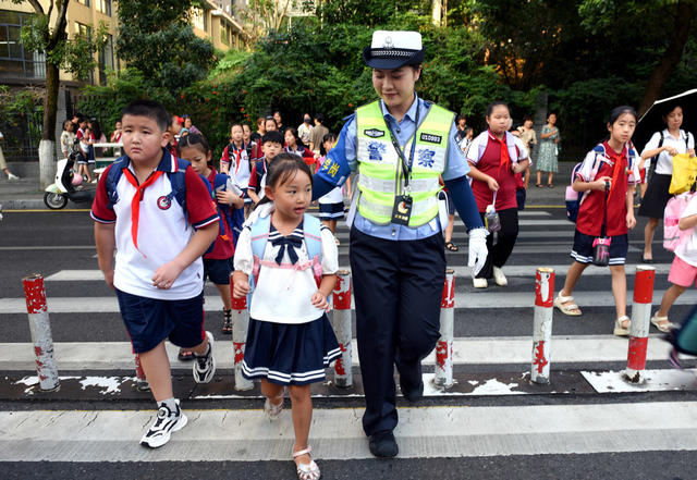 开学 民警 护学 学生 安全 道路