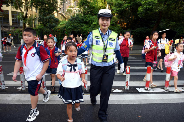 开学 民警 护学 学生 安全 道路