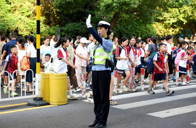 开学 民警 护学 学生 安全 道路