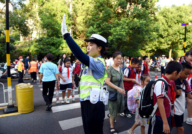 开学 民警 护学 学生 安全 道路