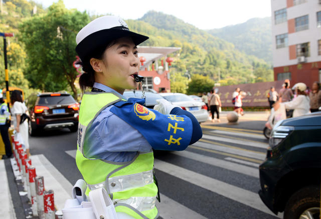 开学 民警 护学 学生 安全 道路