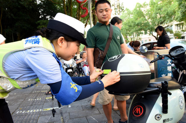 开学 民警 护学 学生 安全 道路