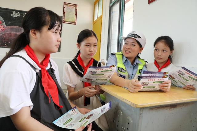 开学第一课交通安全进校园 