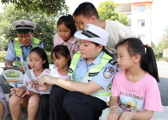 开学第一课交通安全进校园 
