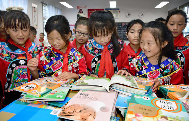 秋季 开学 学生 领书 老师