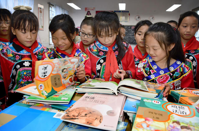 秋季 开学 学生 领书 老师