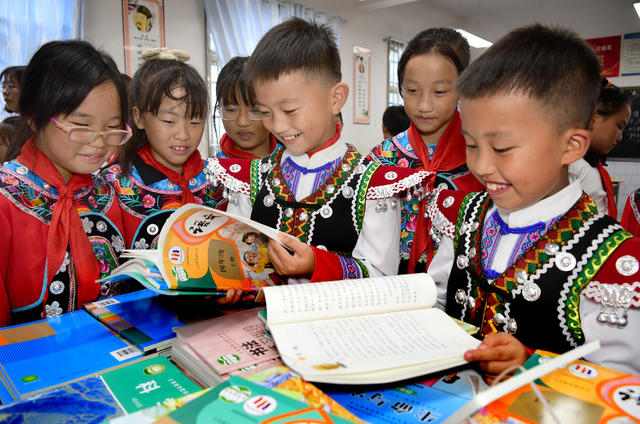 秋季 开学 学生 领书 老师