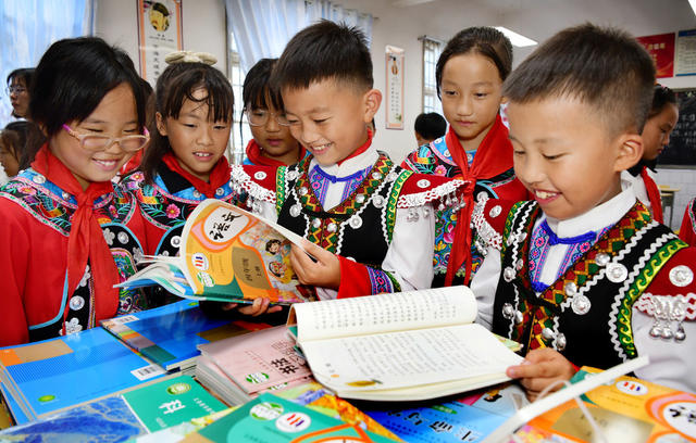 秋季 开学 学生 领书 老师