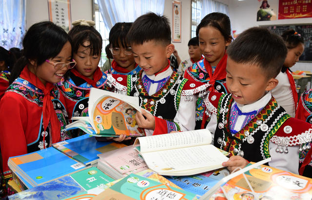 秋季 开学 学生 领书 老师