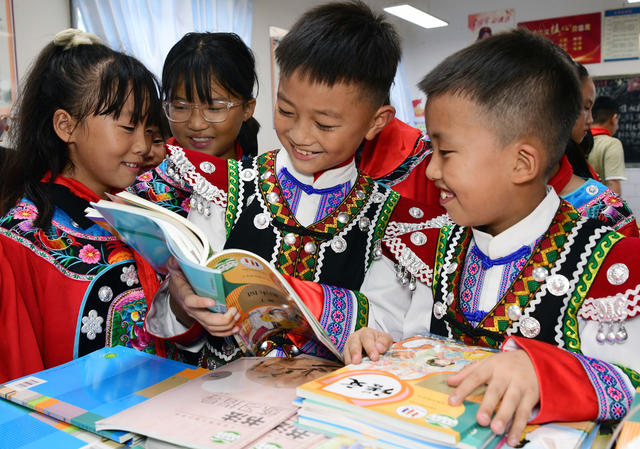 秋季 开学 学生 领书 老师