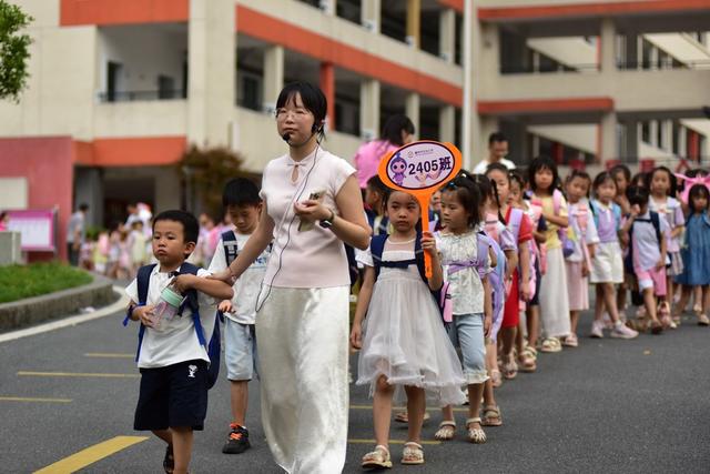 开学 小学生  教育  生活习惯