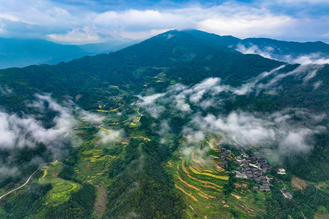 青山 绿水 乡村 村落 云雾