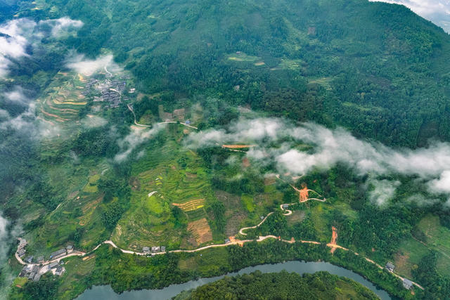 青山 绿水 乡村 村落 云雾