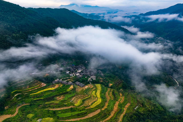 青山 绿水 乡村 村落 云雾