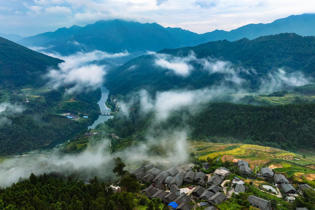 青山 绿水 乡村 村落 云雾