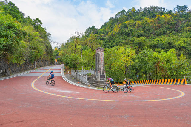 2024吉首“矮寨公路奇观”第十届自行车公开赛燃情举行  省级品牌赛事   体育、文旅深度融合