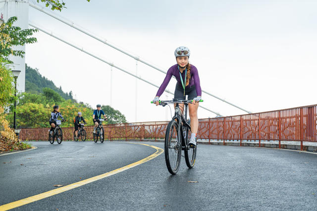 2024吉首“矮寨公路奇观”第十届自行车公开赛燃情举行  省级品牌赛事   体育、文旅深度融合