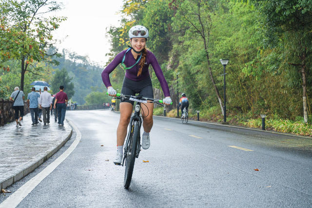 2024吉首“矮寨公路奇观”第十届自行车公开赛燃情举行  省级品牌赛事   体育、文旅深度融合